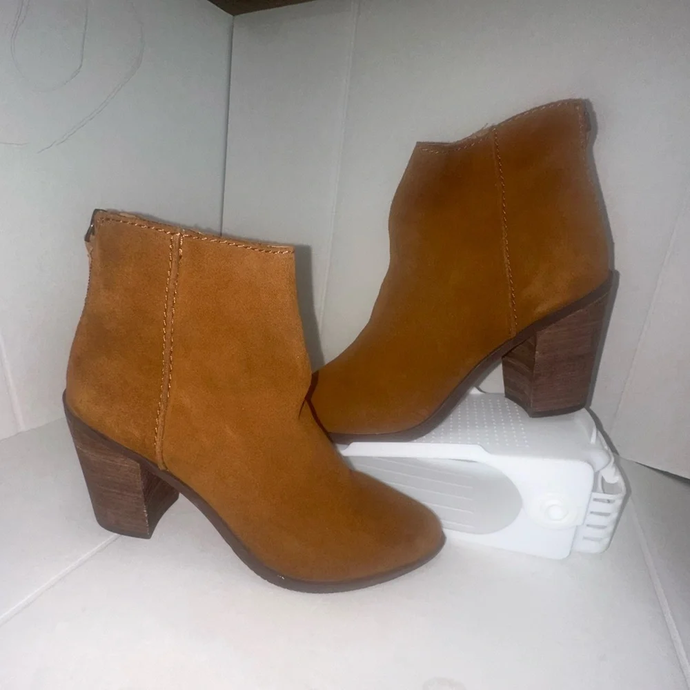 Women's boots in light brown suede size 7. (107)
